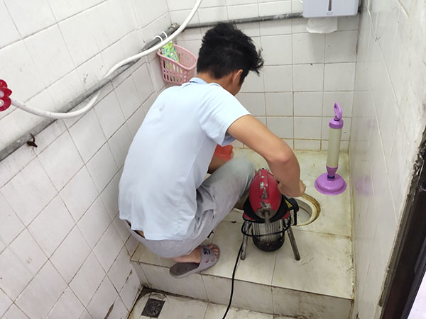 立山管道堵塞冒臭气 专业师傅现场解决问题