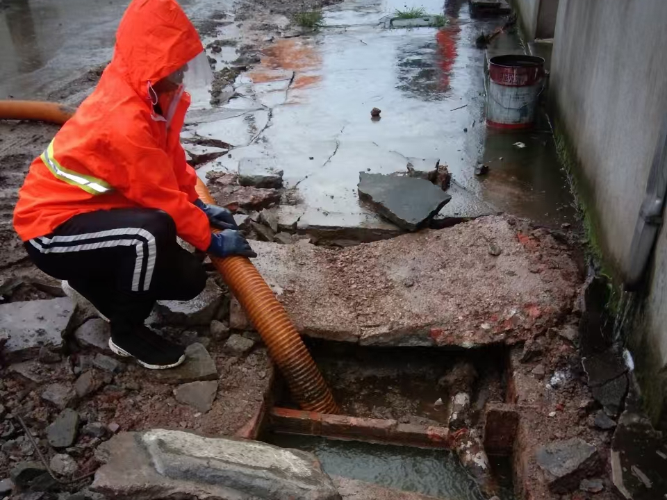 立山专业清理污水池 炜誉市政以规范流程守护城市 “肠道”