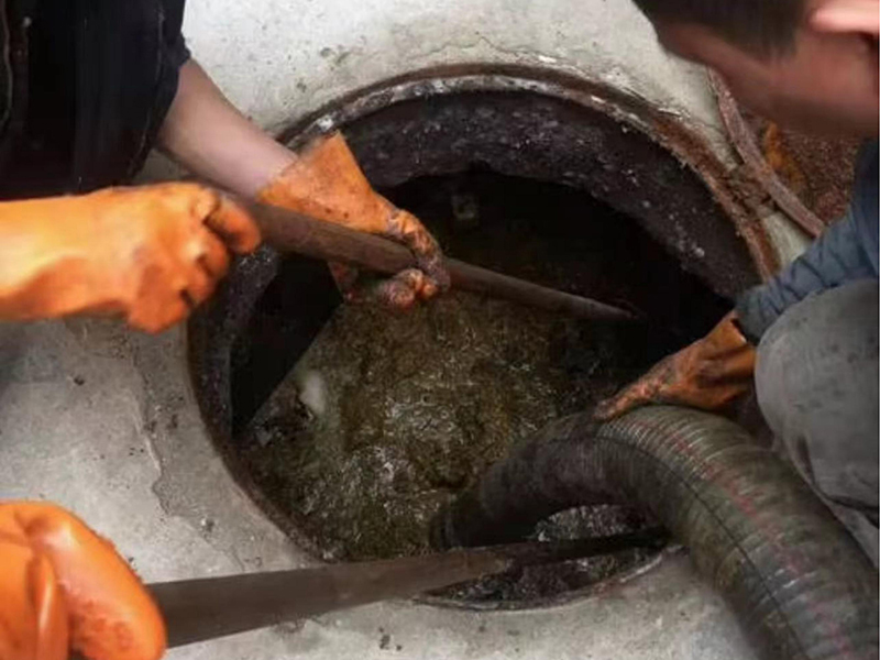 立山清理化粪池时如何避免沼气的危害?